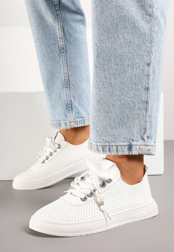 Renee - Białe Tenisówki Zdobione Perforacją i Aplikacjami z Cyrkonii i Pereł Pasurelia. Kolor: biały. Materiał: jeans. Wzór: aplikacja. Styl: elegancki