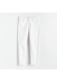 Reserved - Jeansy slim - Biały. Kolor: biały #1