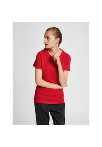 Koszulka damska Hummel Red Basic. Kolor: czerwony, wielokolorowy, różowy. Materiał: bawełna. Długość rękawa: krótki rękaw. Długość: krótkie