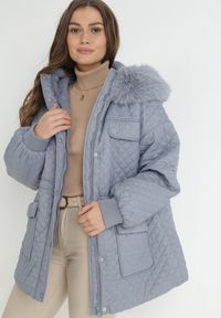 Born2be - Jasnoniebieska Kurtka z Futrzanym Kapturem i Drobnym Pikowaniem Esdrage. Kolor: niebieski. Materiał: futro. Wzór: jednolity. Sezon: jesień, wiosna #5