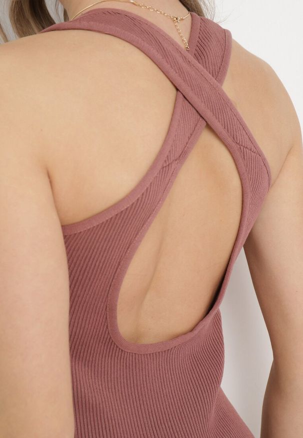 Born2be - Bordowa Mini Sukienka Prążkowana z Krzyżującymi się Ramiączkami na Plecach Banova. Kolor: czerwony. Materiał: prążkowany. Długość rękawa: na ramiączkach. Sezon: lato. Długość: mini