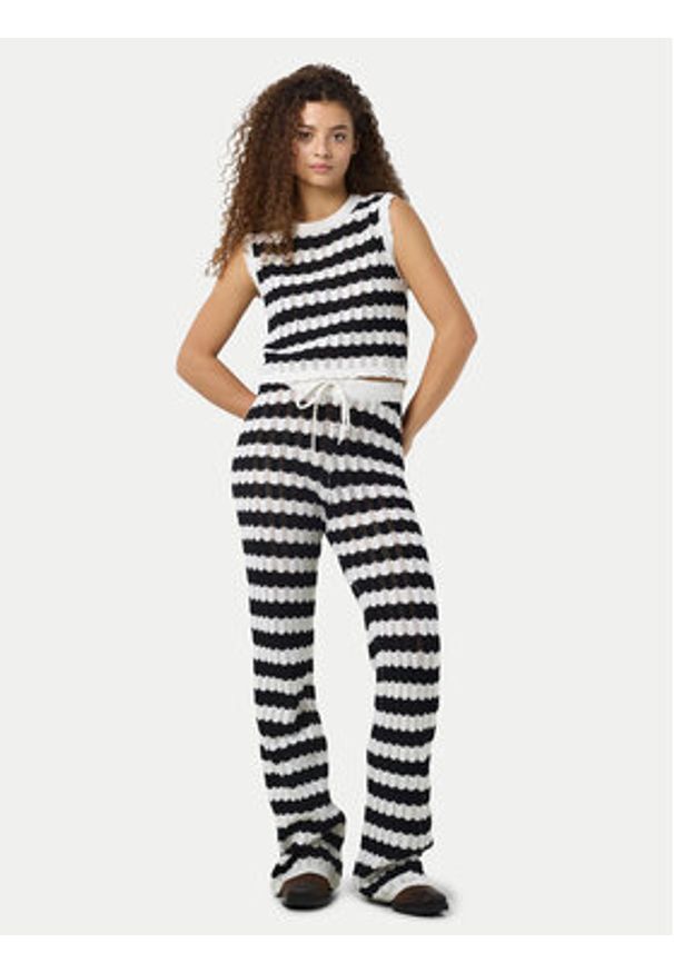 Noisy may - Noisy May Spodnie dzianinowe Laika 27033781 Czarny Flared Fit. Kolor: czarny. Materiał: bawełna