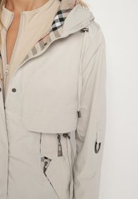 Born2be - Beżowa Kurtka Parka z Kapturem ze Wzorem w Kratę i Podpinanymi Rękawami Gavaria. Okazja: na co dzień, na spotkanie biznesowe. Typ kołnierza: kaptur. Kolor: beżowy. Materiał: jeans. Styl: biznesowy, klasyczny, casual, elegancki #3