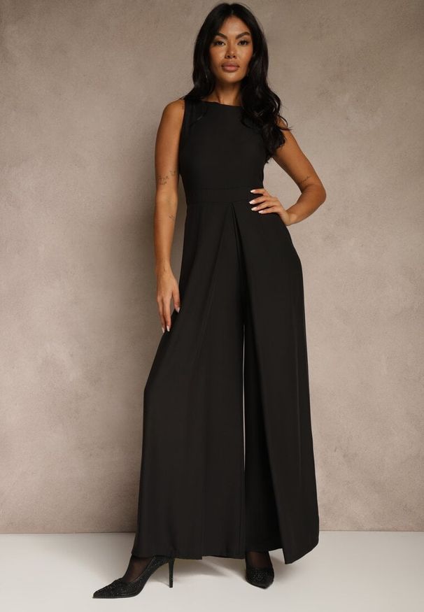 Renee - Czarny Taliowany Kombinezon Ozdobiony Zakładkami Berinola. Okazja: na imprezę. Kolor: czarny. Wzór: aplikacja. Styl: elegancki