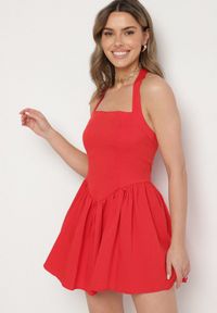 Born2be - Czerwona Rozkloszowana Sukienka Vices z Paskiem na Szyję Nelimira. Okazja: na co dzień. Kolor: czerwony. Wzór: aplikacja. Styl: elegancki, casual
