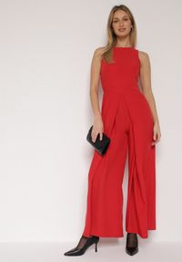 Born2be - Czerwony Elegancki Kombinezon z Ozdobnymi Zakładkami Zellysha. Okazja: na co dzień, na spotkanie biznesowe. Kolor: czerwony. Wzór: aplikacja. Styl: elegancki #6