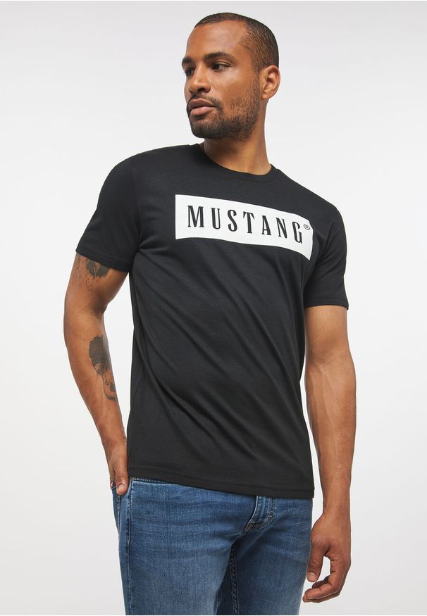 Mustang - MUSTANG STYLE ALEX C LOGO TEE MĘSKI T-SHIRT KOSZULKA NADRUK BLACK 1013223 4142. Okazja: na co dzień, do pracy. Materiał: bawełna, jeans, skóra. Długość rękawa: krótki rękaw. Długość: krótkie. Wzór: nadruk. Styl: klasyczny, elegancki, casual