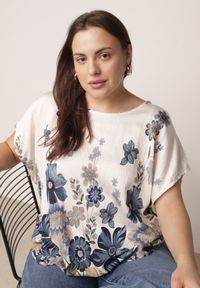 Born2be - Niebieska Wiskozowa Bluzka w Kwiaty Talina. Okazja: na co dzień. Kolor: niebieski. Materiał: wiskoza. Wzór: kwiaty. Styl: elegancki, klasyczny, casual #2