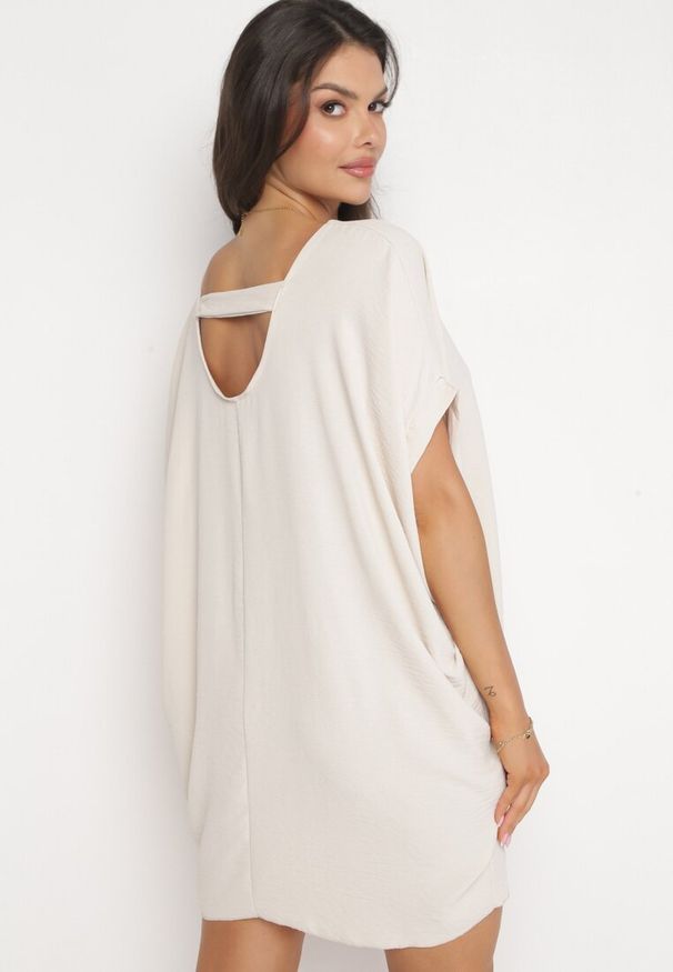 Born2be - Beżowa Mini Sukienka z Krótkim Rękawem o Fasonie Nietoperza Kharson. Kolor: beżowy. Długość rękawa: krótki rękaw. Styl: boho. Długość: mini