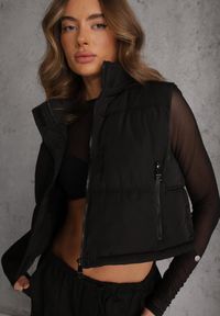 Renee - Czarna Pikowana Kamizelka Puffer o Kroju Crop Tadrel. Okazja: na co dzień. Kolor: czarny. Materiał: poliester, skóra, jeans. Styl: casual #1
