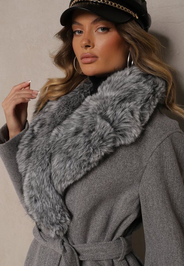 Renee - Szary Stylowy Płaszcz o Dwurzędowym Fasonie z Kołnierzem z Futerka i Paskiem Delarwen. Okazja: na spacer, na co dzień. Kolor: szary. Materiał: futro. Styl: elegancki