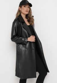 Born2be - Czarny Długi Płaszcz Trencz z Imitacji Skóry Wiązany w Pasie Lintia. Kolor: czarny. Materiał: skóra. Długość: długie. Wzór: paski. Styl: klasyczny #5
