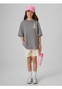 4f - 4F T-shirt loose z nadrukiem dziewczęcy - szary 134/140 (8-10 lat). Okazja: na co dzień, na plażę. Kolor: szary. Materiał: materiał, bawełna, dresówka, dzianina, skóra. Wzór: nadruk. Sezon: lato. Styl: klasyczny, wakacyjny, retro, casual, sportowy #2