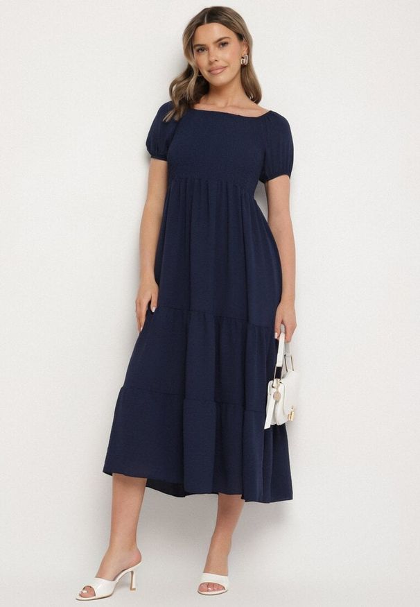 Born2be - Granatowa Rozkloszowana Sukienka z Dekoltem Typu Hiszpanka z Marszczeniem Lumorice. Okazja: na co dzień. Typ kołnierza: dekolt hiszpanka. Kolor: niebieski. Styl: elegancki, casual