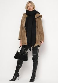 Born2be - Ciemnozielona Kurtka ze Sztucznego Futerka z Kapturem Innalitha. Typ kołnierza: kaptur. Kolor: zielony. Materiał: futro #7