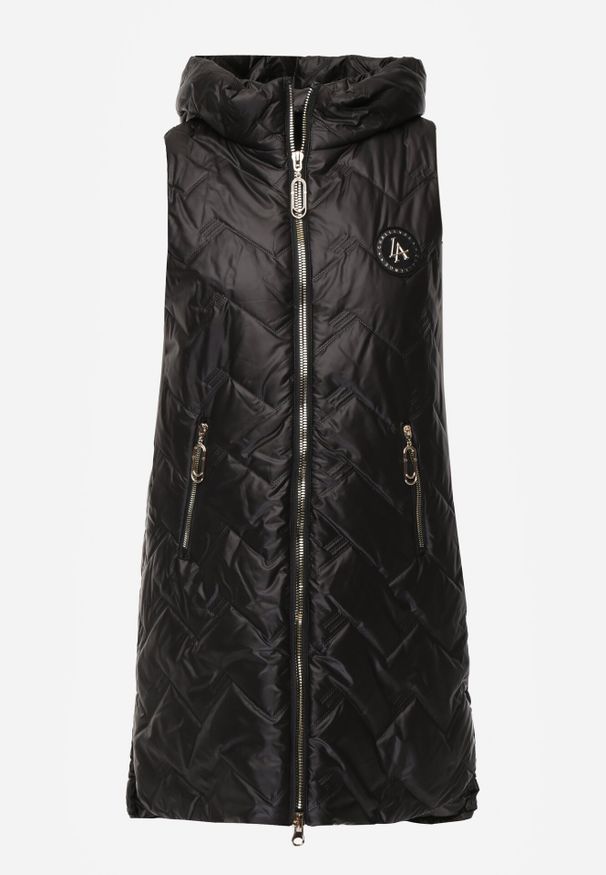 Born2be - Czarna Przejściowa Kamizelka Pikowana o Długim Kroju z Kapturem i Naszywką Harmaste. Okazja: na co dzień. Typ kołnierza: kaptur. Kolor: czarny. Materiał: jeans. Długość: długie. Wzór: aplikacja. Styl: casual