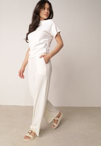 Born2be - Jasnobeżowe Szerokie Spodnie z Prążkowanej Tkaniny z Wysokim Stanem Sarora. Okazja: na co dzień. Stan: podwyższony. Kolor: beżowy. Materiał: tkanina, prążkowany. Wzór: prążki. Styl: casual #3