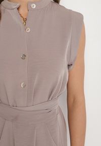 Born2be - Brązowa Sukienka Koszulowa o Rozkloszowanym Kroju z Wiązaniem w Pasie Mavirielle. Okazja: na co dzień. Typ kołnierza: dekolt w serek. Kolor: brązowy. Materiał: skóra. Długość rękawa: długi rękaw. Typ sukienki: koszulowe. Styl: casual, elegancki #5