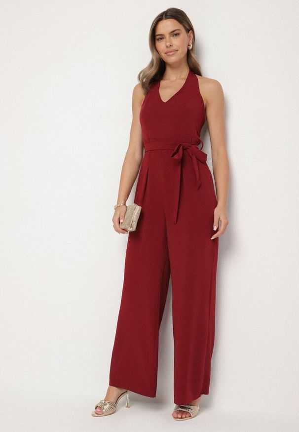 Born2be - Bordowy Taliowany Kombinezon z Paskiem Wiązaniem i Odkrytymi Plecami Malurea. Okazja: na co dzień, na imprezę. Kolor: czerwony. Materiał: jeans. Sezon: lato. Styl: casual