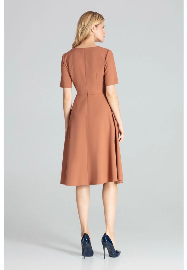 Sukienki.shop - Rozkloszowana sukienka midi z dekoltem V brązowa. Okazja: do pracy, na imprezę. Kolor: brązowy. Długość: midi