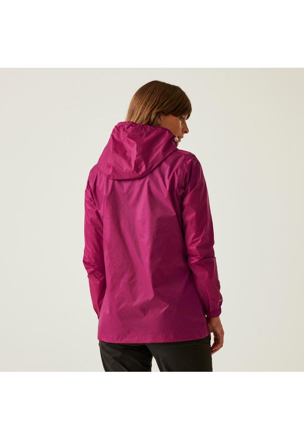 Regatta - Kurtka trekkingowa damska Pack It Jacket III kieszonkowa przeciwdeszczowa. Kolor: różowy. Materiał: softshell. Sport: turystyka piesza