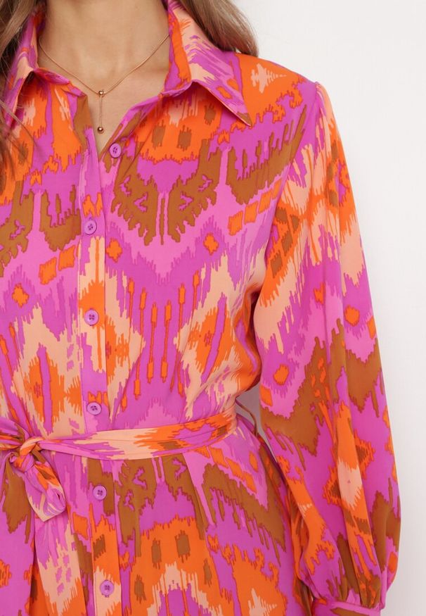 Born2be - Fuksjowa Koszulowa Sukienka Midi z Etno Wzorem i Wiązanym Paskiem Mithera. Kolor: różowy. Typ sukienki: koszulowe. Styl: etno. Długość: midi