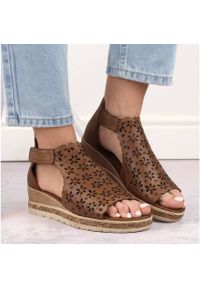 Skórzane komfortowe sandały damskie na koturnie zabudowane brązowe Remonte D3056-24. Kolor: brązowy. Materiał: materiał, skóra ekologiczna. Obcas: na koturnie #4