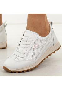 Białe skórzane półbuty damskie Filippo Dp7557/26. Okazja: na co dzień. Nosek buta: okrągły. Zapięcie: sznurówki. Kolor: biały. Materiał: skóra. Szerokość cholewki: normalna. Sezon: wiosna, jesień, lato. Styl: casual, klasyczny #1