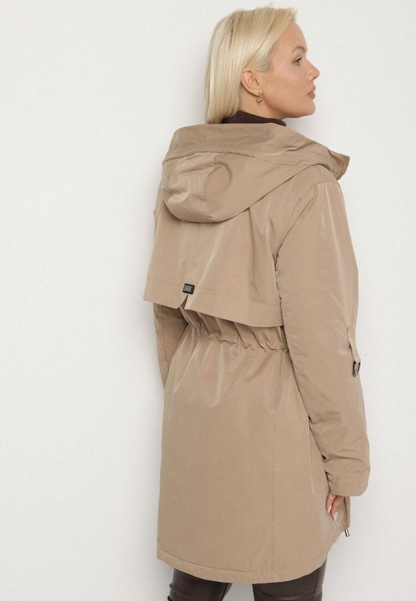 Born2be - Beżowa Kurtka Typu Parka z Kapturem i Podpinanymi Rękawami Falunea. Okazja: na co dzień, na spacer. Typ kołnierza: kaptur. Kolekcja: plus size. Kolor: brązowy. Materiał: jeans. Styl: klasyczny, sportowy, casual, elegancki