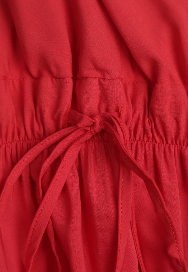 Renee - Czerwona Sukienka z Wiskozy Anomaria. Kolor: czerwony. Materiał: wiskoza. Długość rękawa: na ramiączkach. Sezon: lato. Typ sukienki: rozkloszowane, kopertowe. Długość: maxi