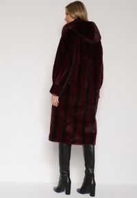 Born2be - Bordowy Płaszcz Futerko w Pionowy Wzór z Kapturem Cahroris. Typ kołnierza: kaptur. Kolor: czerwony. Materiał: futro. Styl: klasyczny, elegancki #7