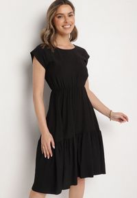 Born2be - Czarna Wiskozowa Sukienka o Rozkloszowanym Kroju Lizena. Okazja: na co dzień, na imprezę. Kolor: czarny. Materiał: wiskoza. Typ sukienki: rozkloszowane. Styl: elegancki, casual #5