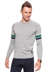 Wrangler - MĘSKI SWETER WRANGLER RAGLAN KNIT MID GREY MEL W8615PR37. Kolor: szary. Materiał: dzianina, bawełna. Długość rękawa: raglanowy rękaw. Wzór: aplikacja, melanż #6