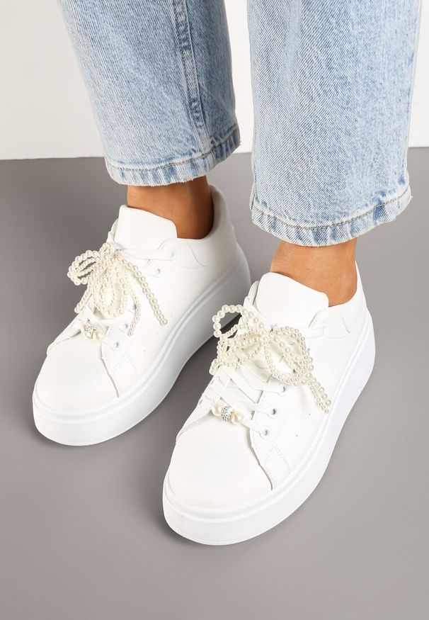 Born2be - Białe Sneakersy na Grubej Podeszwie Ozdobione Perełkami na Sznurówkach Sellira. Okazja: na co dzień. Nosek buta: okrągły. Zapięcie: sznurówki. Kolor: biały. Materiał: jeans. Wzór: aplikacja