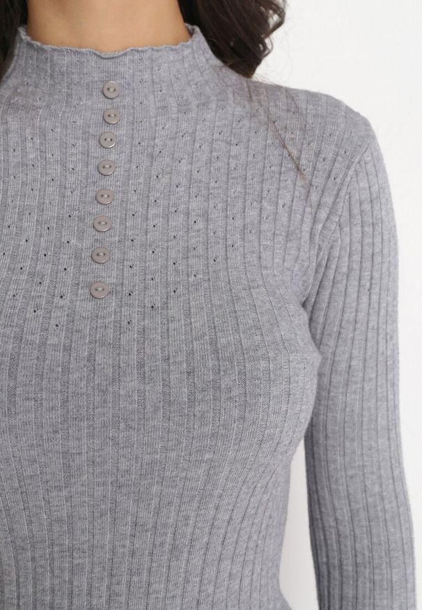 Born2be - Szary Dopasowany Sweter Golf z Ozdobnymi Guzikami Oppanla. Typ kołnierza: golf. Kolor: szary. Materiał: dzianina, tkanina. Długość rękawa: długi rękaw. Długość: długie. Wzór: aplikacja