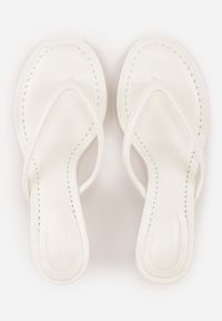 Born2be - Białe Klapki Japonki na Obcasie Typu Kaczuszka Livnara. Okazja: na co dzień. Kolor: biały. Materiał: len. Obcas: na obcasie. Styl: casual, elegancki. Wysokość obcasa: średni #7