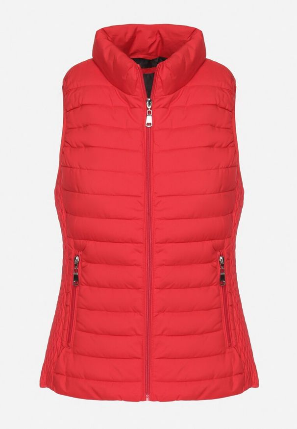 Born2be - Czerwona Pikowana Kamizelka ze Stójką i Zasuwanymi Kieszeniami Lorenith. Typ kołnierza: kołnierzyk stójkowy. Kolor: czerwony. Materiał: jeans. Styl: elegancki