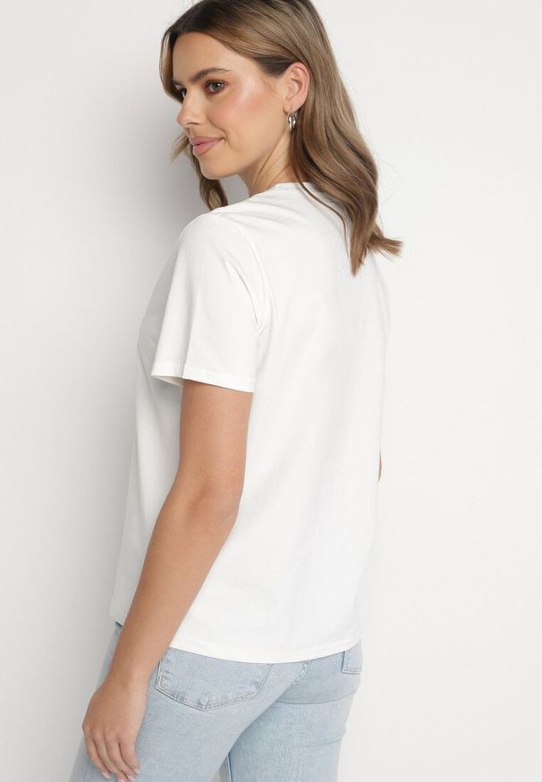 Born2be - Biały Bawełniany T-shirt Ozdobiony Napisem Nalaviraen. Okazja: na randkę, na co dzień, na spacer. Kolor: biały. Materiał: bawełna. Wzór: aplikacja, napisy. Styl: casual, elegancki