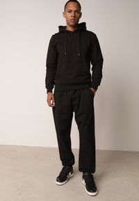 Born2be - Czarne Spodnie Dresowe z Bawełną ze Ściągaczami Hailise. Okazja: na co dzień, do domu. Kolor: czarny. Materiał: bawełna, dresówka. Styl: casual, sportowy #7