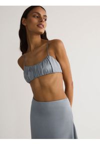 Reserved - Satynowy top bralette - szary. Kolor: szary. Materiał: satyna. Długość: krótkie