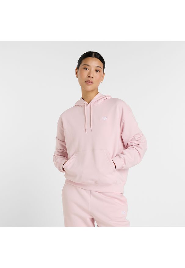 Bluza damska New Balance WT41507RSG – różowa. Okazja: na co dzień. Typ kołnierza: kaptur. Kolor: różowy. Materiał: dresówka, bawełna, prążkowany, poliester. Styl: klasyczny, casual