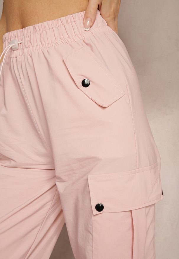 Renee - Różowe Spodnie Cargo High Waist z Ozdobnymi Kieszeniami Leriora. Okazja: na co dzień. Stan: podwyższony. Kolor: różowy. Styl: elegancki, casual
