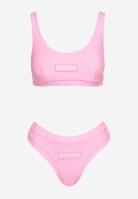 Renee - Różowe Sportowe Bikini Nieodpinany Biustonosz z Usztywnianymi Miseczkami z Wyciętymi Majtkami Ozdobione Naszywką Celinemarie. Kolor: różowy. Wzór: aplikacja #5