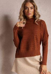 Renee - Brązowy Asymetryczny Sweter z Wełną Ozdobiony Tłoczeniem Aurorrsa. Kolor: brązowy. Materiał: wełna. Wzór: aplikacja #2