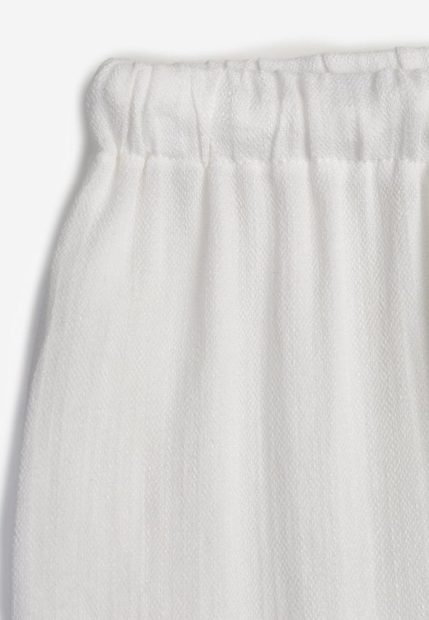 Born2be - Białe Wiskozowe Spodnie z Szeroką Nogawką i Wiązaniem w Talii Terisanna. Okazja: na co dzień. Kolor: biały. Materiał: wiskoza. Styl: casual, klasyczny, elegancki