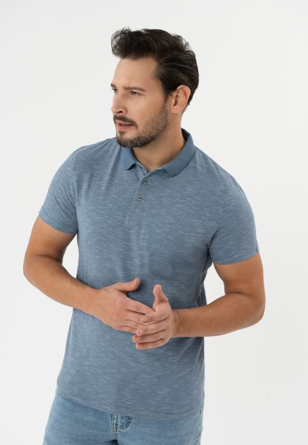 Volcano - Koszulka polo w paski O-MANGO. Typ kołnierza: polo. Kolor: niebieski. Materiał: prążkowany, bawełna, skóra, materiał. Długość rękawa: krótki rękaw. Długość: krótkie. Wzór: paski. Sezon: wiosna, lato. Styl: elegancki, klasyczny