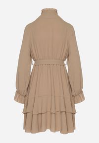 Born2be - Ciemnobeżowa Sukienka z Falbanami i Marszczonym Golfem z Dodatkowym Wiązanym Paskiem Savelina. Okazja: na imprezę. Typ kołnierza: golf. Kolor: beżowy. Typ sukienki: rozkloszowane. Styl: elegancki, klasyczny #4