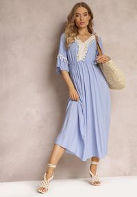 Renee - Niebieska Sukienka Maxi z Gumką w Talii z Ozdobnymi Chwostami z Wiskozy Zisel. Kolor: niebieski. Materiał: wiskoza. Długość: maxi