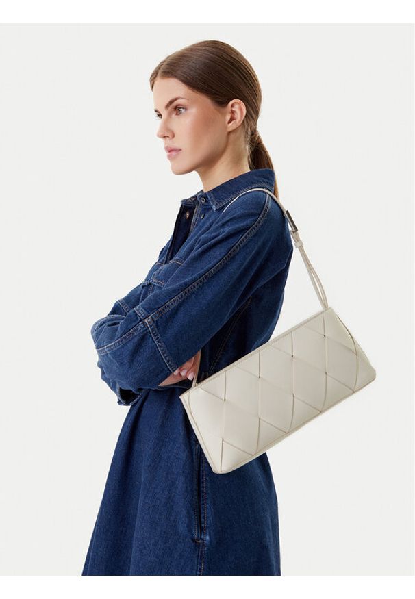Calvin Klein Torebka Ck Woven Elongated Shoulder Bag K60K612992 Biały. Kolor: biały. Materiał: skórzane