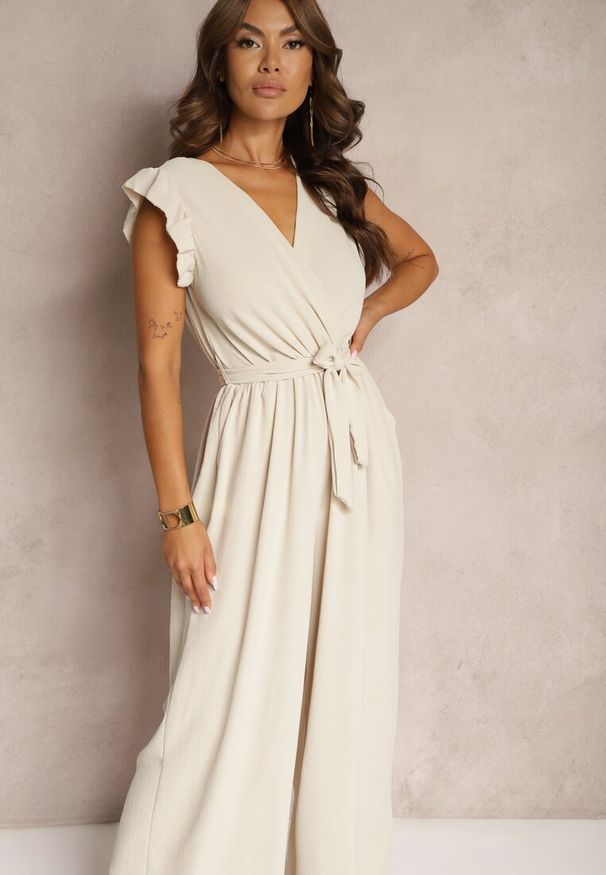 Renee - Beżowy Koktajlowy Kombinezon Wiązany Paskiem Wykończony Falbankami przy Ramionach Vimaseni. Okazja: na imprezę, na co dzień. Kolor: beżowy. Sezon: lato. Styl: wizytowy